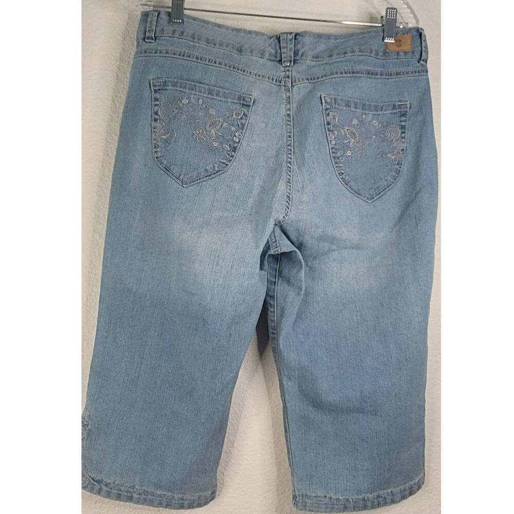 Capri Jeans Light Wash Foral Embroidery on the Back Pockets and Hem Women's 12